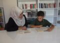 Öğretmenlerinin desteğiyle aştıkları kekemelik sorununun ardından okula yeniden bağlandılar