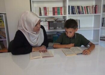 Öğretmenlerinin desteğiyle aştıkları kekemelik sorununun ardından okula yeniden bağlandılar