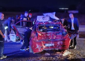 TIR, kırmızı ışıkta bekleyen otomobile çarptı: 3 yaralı