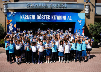 İş Bankası şubeleri karnelerini alan çocukları bekliyor