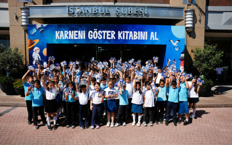 İş Bankası şubeleri karnelerini alan çocukları bekliyor