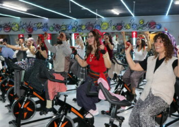 Şalvarlarla pedal çevirip, yöresel müzikler eşliğinde kilo veriyorlar
