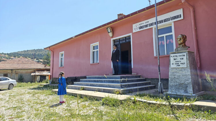 Okulun tek öğrencisi İlayda’nın karne sevinci