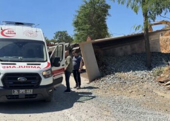 Beykoz’da hafriyat kamyonu devrildi; şoför kabinde sıkıştı ​