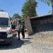Beykoz’da hafriyat kamyonu devrildi; şoför kabinde sıkıştı 