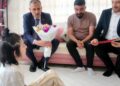 Evinde eğitim gören serebral palsili Elif 'in karnesini Vali Bozkurt verdi