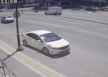 Kamyonetin çarptığı elektrikli bisikletin sürücüsü yaralandı; kaza kamerada