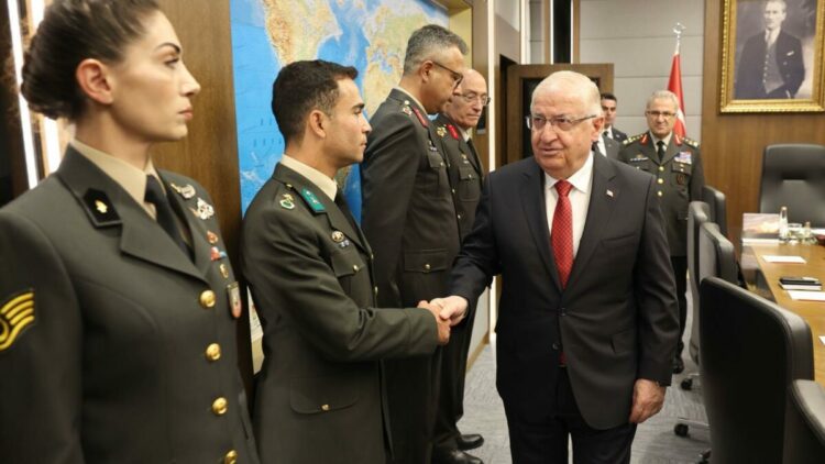 Bakan Güler, Kara Kuvvetleri personelini kabul etti