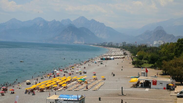 Antalya'da hissedilen sıcaklık 47 dereceye ulaştı