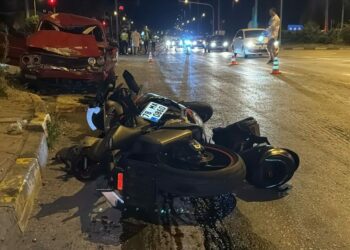 Otomobille çarpışan motosikletin sürücüsü ağır yaralandı