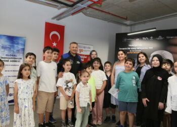 Türkiye'nin ilk astronotu Alper Gezeravcı Medeniyet Teknopark'ta gençlerle buluştu