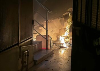 Apartman girişindeki yangını söndüren polis, mahsur kalan kadını kurtardı