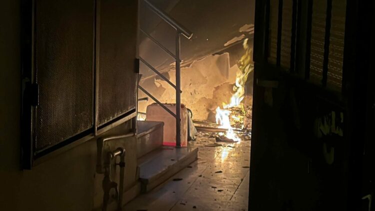 Apartman girişindeki yangını söndüren polis, mahsur kalan kadını kurtardı