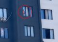 12'nci kattaki pencereye çıkan çocuk kamerada