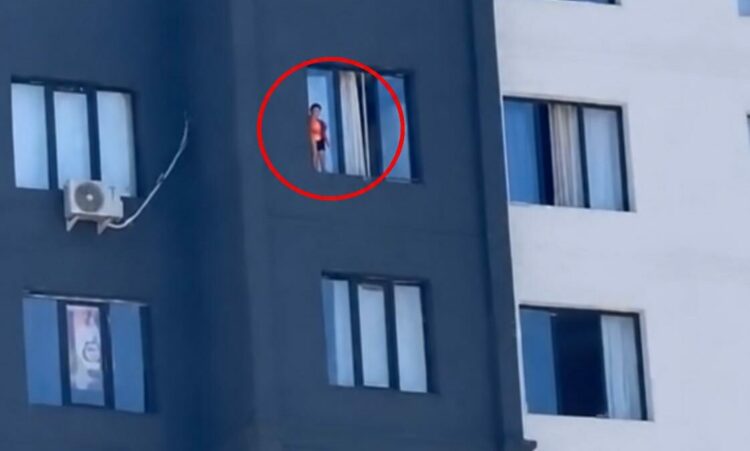12'nci kattaki pencereye çıkan çocuk kamerada