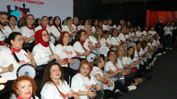 Farklı mesleklerden kadınlar, darbuka ritminde buluştu