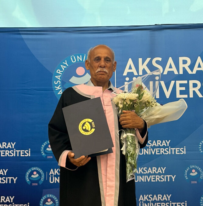 71 yaşında, ikinci üniversiteyi sevinç gözyaşlarıyla bitirdi