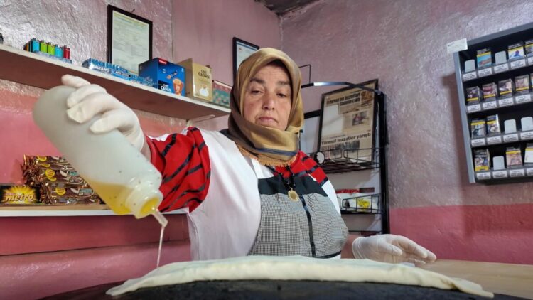 Gözleme pişirip satarak 5 çocuğunu büyüttü