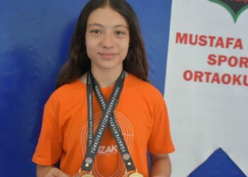 İki saliseyle kaçırdığı şampiyonluğu, bu kez çifte altın madalyayla taçlandırdı
