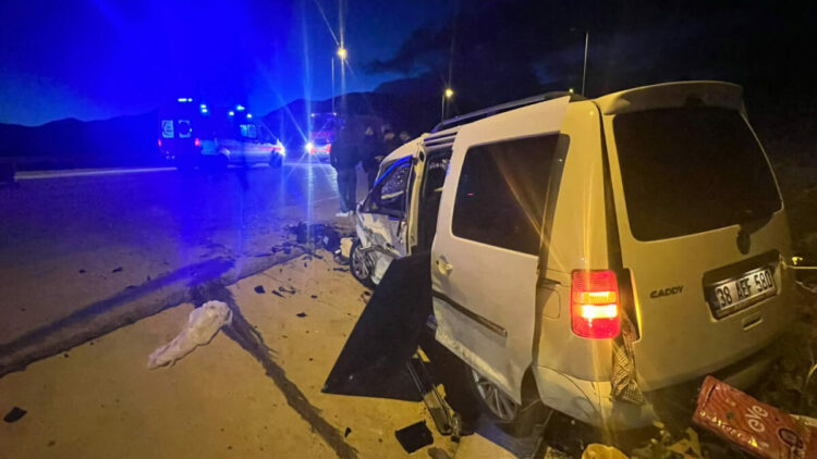 Kayseri’de hafif ticari araç ile otomobil çarpıştı: 1 ölü, 6 yaralı
