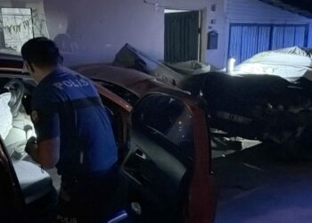 Otomobiliyle, park halindeki otomobile ve motosiklete çarptı; kaza anı kamerada