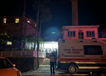 Camide tartıştığı 2 kişiyi bıçaklayarak öldürdü