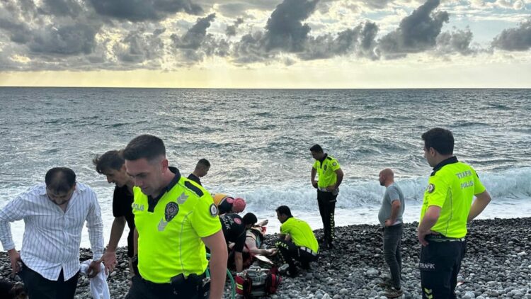 Boğulma tehlikesi geçiren asteğmen, polislerin yardımıyla kurtarıldı