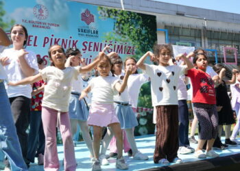 Vakıflar Genel Müdürlüğü, 100 öğrenci ve ailelerini piknik programında bir araya getirdi