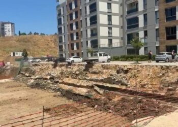 İnşaatın bitişiğindeki sitenin istinat duvarının çökme anı kamerada