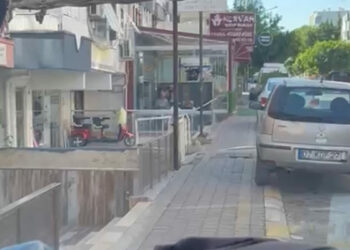 Balkon demirinde mahsur kaldı, itfaiye merdiveniyle kurtarıldı