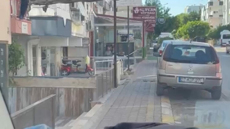 Balkon demirinde mahsur kaldı, itfaiye merdiveniyle kurtarıldı