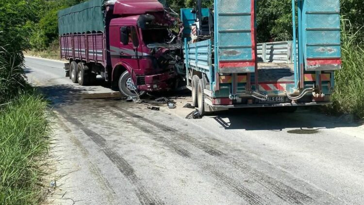 Manisa’da iki kamyonun çarpıştığı kazada sürücüler öldü, 1 yaralı