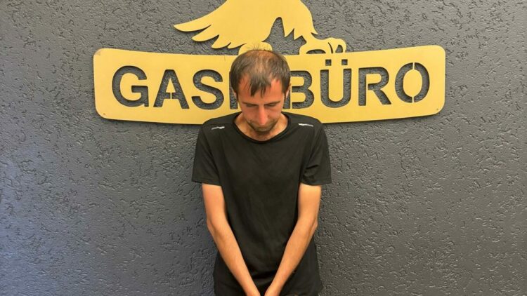 Zorla aracına bindiği kadını istediği yere götürtüp, para ve kolyesini aldı