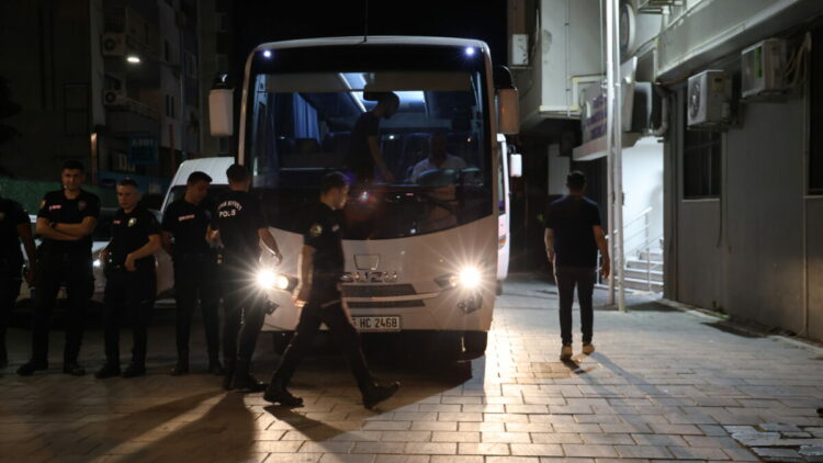 Seferihisar Belediye Başkanı Yetişkin'in de aralarında bulunduğu 20 şüpheli adliyeye sevk edildi