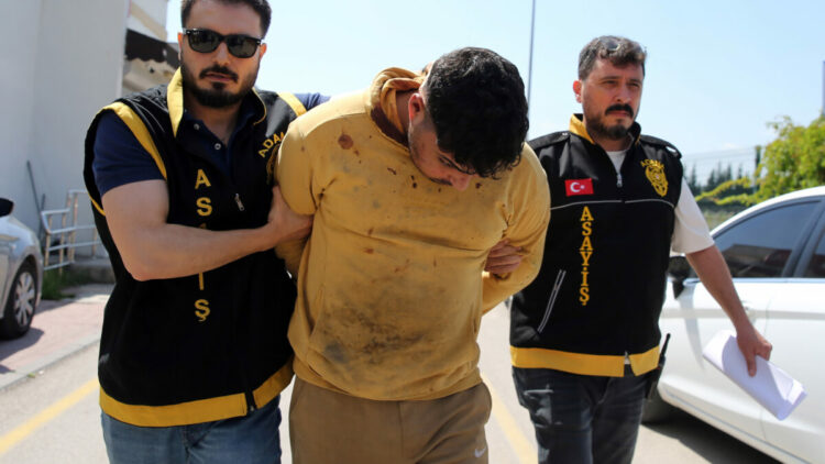 Polis memurunu, atıldığı gece kulübüne silahlı saldırı düzenlerken vurmuş