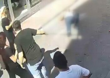 Kasımpaşa’da kız çocuğuna taciz iddiası; 60 yaşındaki şüpheli 3 yerinden bıçaklandı