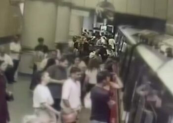 Gayrettepe Metrosu’nda cep telefonu hırsızlığı kamerada