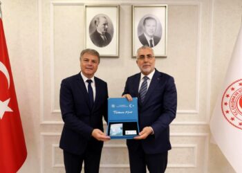 Bakan Işıkhan, Renault Group Türkiye CEO'su Jaillet'e Turkuaz Kart'ı teslim etti