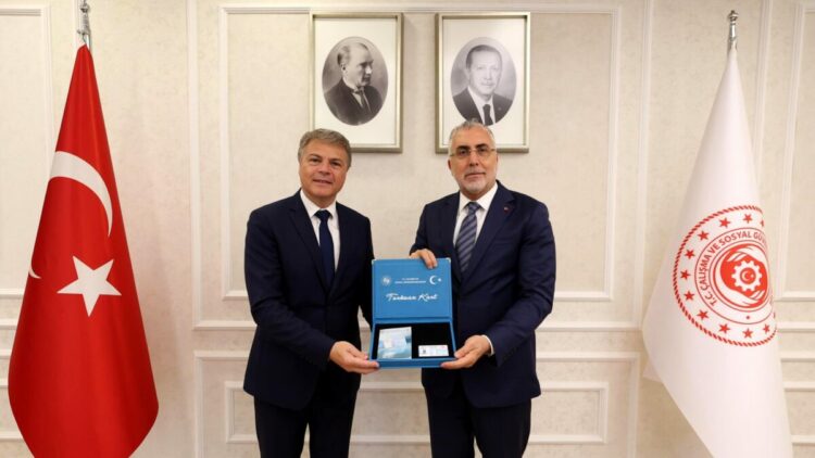 Bakan Işıkhan, Renault Group Türkiye CEO'su Jaillet'e Turkuaz Kart'ı teslim etti