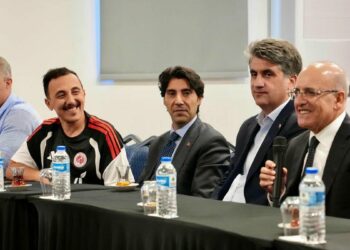 Bakan Şimşek, Batman Petrolspor kampını ziyaret etti