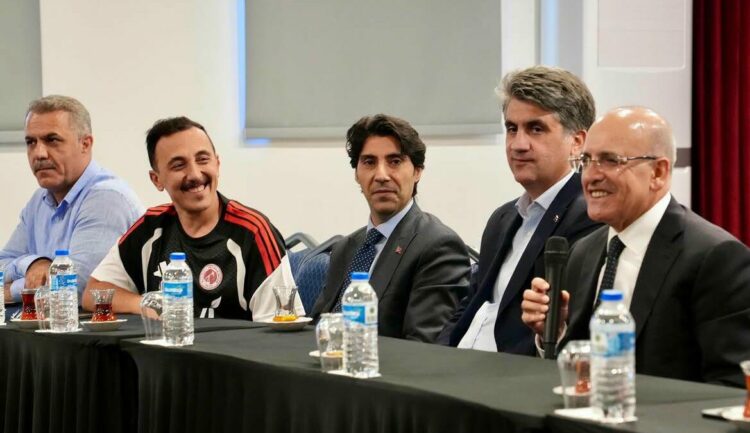 Bakan Şimşek, Batman Petrolspor kampını ziyaret etti