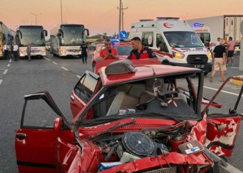 Balıkesir'de kavşakta iki otomobil çarpıştı: 2 ölü, 3 yaralı