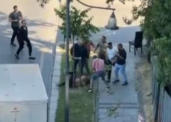 Bahçeşehir ve Zeytinburnu'nda tekmeli yumruklu kavga kamerada