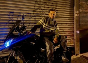Fatih'te hafif ticari aracın çarptığı motosikletli öldü