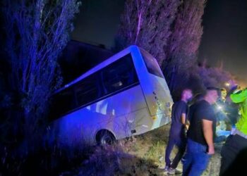 Servis minibüsü ile otomobilin çarpıştığı kaza kamerada: 8 yaralı