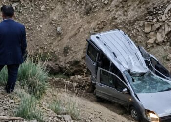 Şarampole yuvarlanan hafif ticari aracın sürücüsü öldü