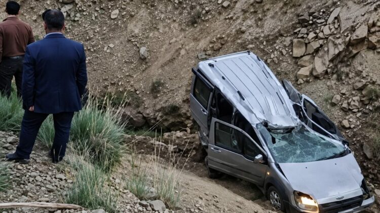 Şarampole yuvarlanan hafif ticari aracın sürücüsü öldü