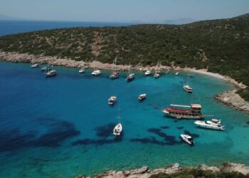 Bodrum'un mavi koylarına turist ilgisi; lüks teknelerin haftalık kirası 7 bin avrodan başlıyor