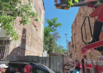 Kadıköy'de yıkımı yapılan binada kısmi çökme; mahsur kalan işçiler kurtarıldı