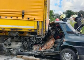 Otomobil, park halindeki TIR'a çarptı; sürücü ile eşi öldü